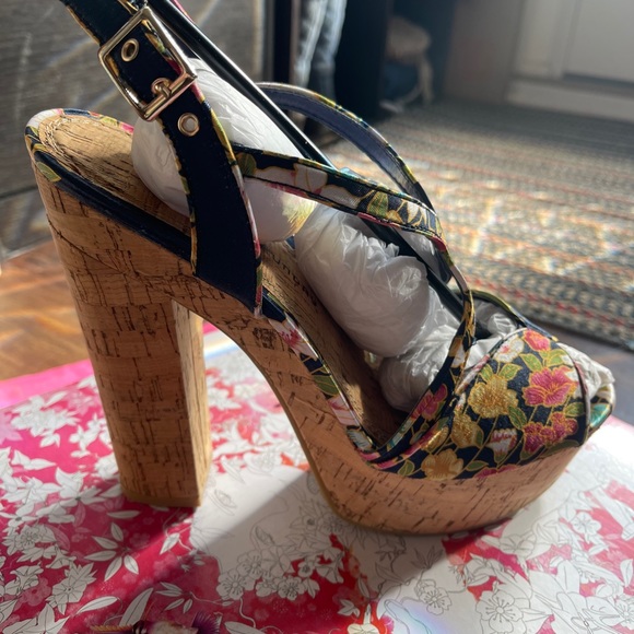 Shoes - Picture 2 of 8